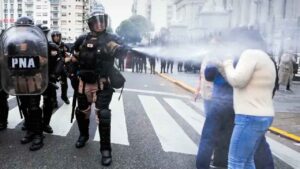 Saqueo neoliberal y Estado policial 